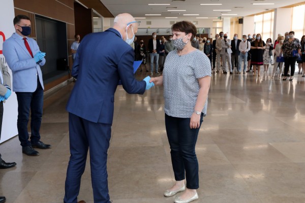 Nagrody Rektora UMK dla pracowników administracji (Aula UMK, 23.06.2020) [fot. Andrzej Romański]