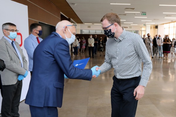 Nagrody Rektora UMK dla pracowników administracji (Aula UMK, 23.06.2020) [fot. Andrzej Romański]