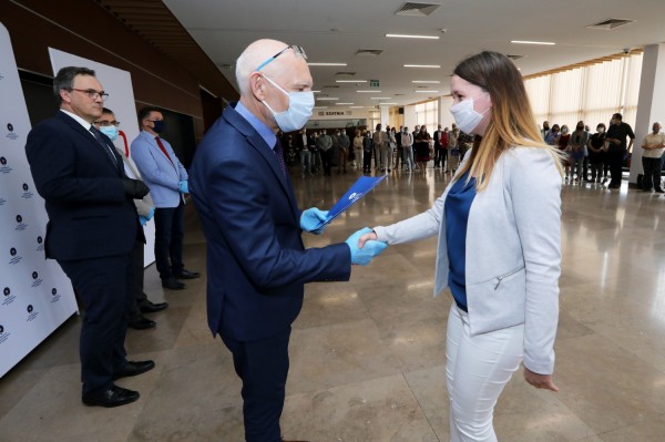 Nagrody Rektora UMK dla pracowników administracji (Aula UMK, 23.06.2020) [fot. Andrzej Romański]