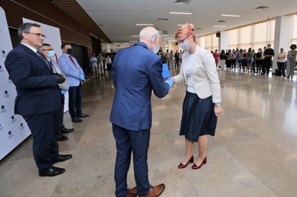 Nagrody Rektora UMK dla pracowników administracji (Aula UMK, 23.06.2020) [fot. Andrzej Romański]