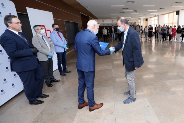 Nagrody Rektora UMK dla pracowników administracji (Aula UMK, 23.06.2020) [fot. Andrzej Romański]