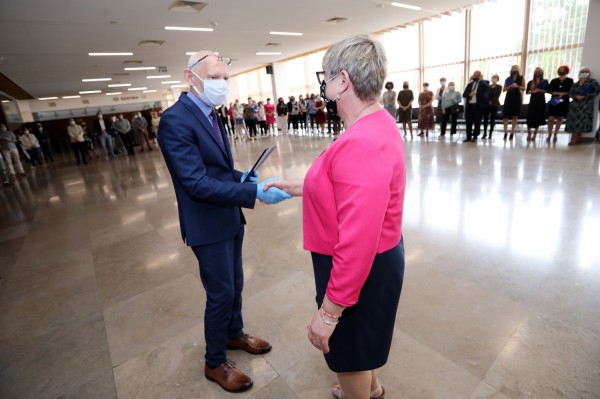 Nagrody Rektora UMK dla pracowników administracji (Aula UMK, 23.06.2020) [fot. Andrzej Romański]