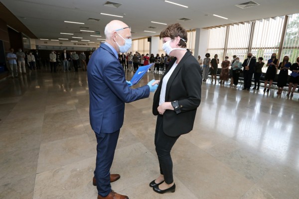 Nagrody Rektora UMK dla pracowników administracji (Aula UMK, 23.06.2020) [fot. Andrzej Romański]