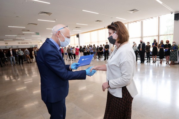 Nagrody Rektora UMK dla pracowników administracji (Aula UMK, 23.06.2020) [fot. Andrzej Romański]