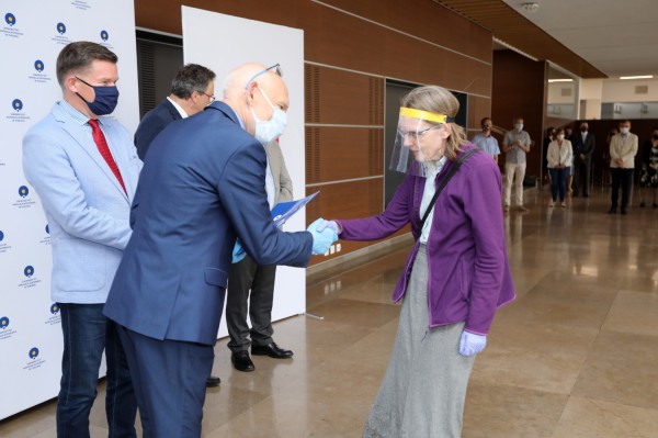 Nagrody Rektora UMK dla pracowników administracji (Aula UMK, 23.06.2020) [fot. Andrzej Romański]