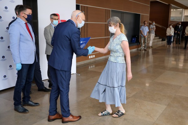 Nagrody Rektora UMK dla pracowników administracji (Aula UMK, 23.06.2020) [fot. Andrzej Romański]