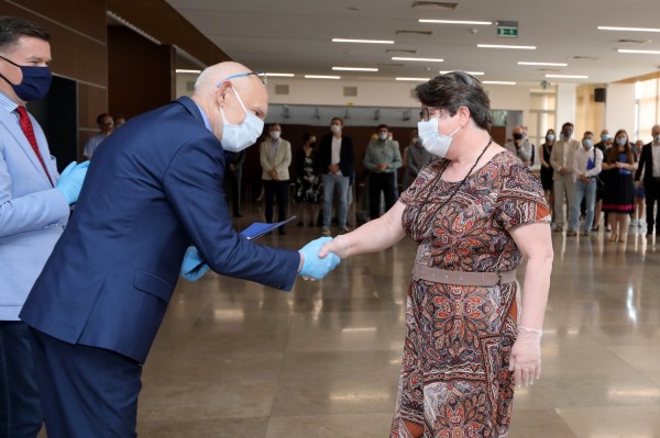 Nagrody Rektora UMK dla pracowników administracji (Aula UMK, 23.06.2020) [fot. Andrzej Romański]