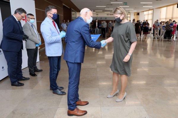 Nagrody Rektora UMK dla pracowników administracji (Aula UMK, 23.06.2020) [fot. Andrzej Romański]