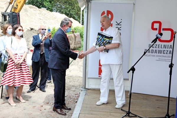 Wmurowanie aktu erekcyjnego pod budowę Centrum Medycyny Weterynaryjnej (1.07.2020) [fot. Andrzej Romański]