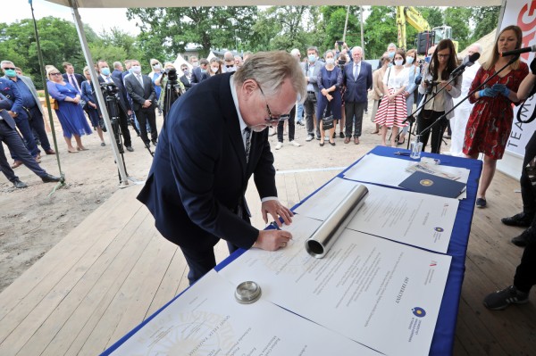 Wmurowanie aktu erekcyjnego pod budowę Centrum Medycyny Weterynaryjnej (1.07.2020) [fot. Andrzej Romański]