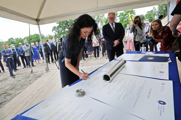 Wmurowanie aktu erekcyjnego pod budowę Centrum Medycyny Weterynaryjnej (1.07.2020) [fot. Andrzej Romański]