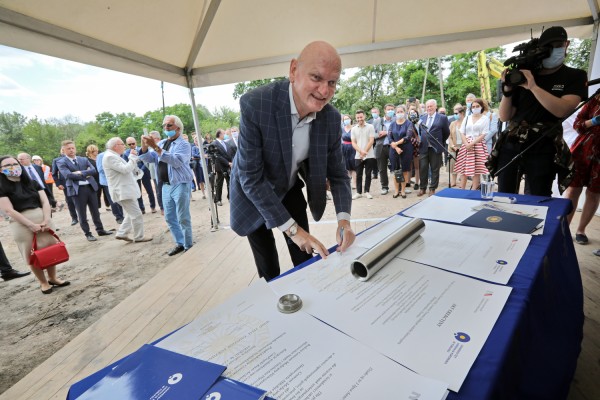 Wmurowanie aktu erekcyjnego pod budowę Centrum Medycyny Weterynaryjnej (1.07.2020) [fot. Andrzej Romański]