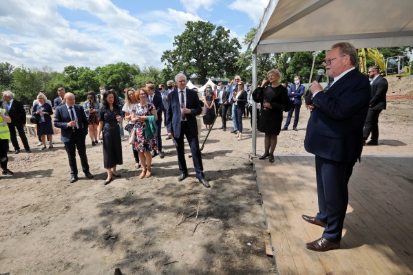 Wmurowanie aktu erekcyjnego pod budowę Centrum Medycyny Weterynaryjnej (1.07.2020) [fot. Andrzej Romański]