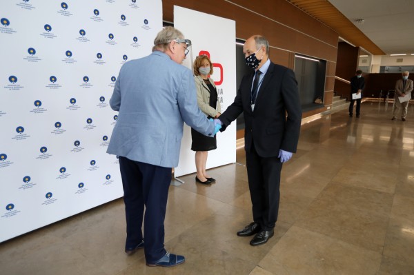 Uroczystość - wyróżnienia dla przewodniczących rad dziedzinowych IDUB i szkół doktorskich (Aula UMK, 3.07.2020) [fot. Andrzej Romański]