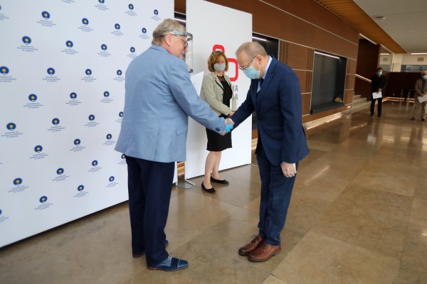 Uroczystość - wyróżnienia dla przewodniczących rad dziedzinowych IDUB i szkół doktorskich (Aula UMK, 3.07.2020) [fot. Andrzej Romański]