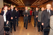 Urne z prochami Profesora wniósł prof. Zbigniew Karpus 