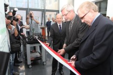 Przecięcia wstęgi dokonali rektor prof. Andrzej Radzimiński oraz prof. Andrzej Jamiołkowski z Instytutu Fizyki, rektor Uczelni w okresie powstania koncepcji COK 