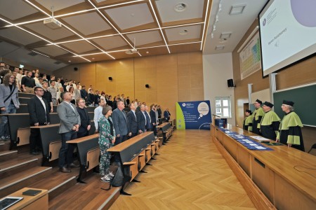 kadr z inauguracji roku akademickiego 23/24 na wydziale fizyki, astronomii i informatyki stodowanej. Kliknij, aby powiększyć zdjęcie.
