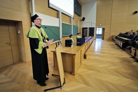 kadr z inauguracji roku akademickiego 23/24 na wydziale fizyki, astronomii i informatyki stodowanej. Kliknij, aby powiększyć zdjęcie.