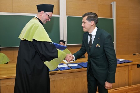 kadr z inauguracji roku akademickiego 23/24 na wydziale fizyki, astronomii i informatyki stodowanej. Kliknij, aby powiększyć zdjęcie.