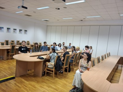 Uczestnicy i opiekunowie TSSP ExSci 2025 podczas wykładu i zwiedzania miasta. Kliknij, aby powiększyć zdjęcie.