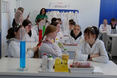 Dzień Otwarty na UMK, kandydaci na studia uczesniczą w warsztatach chemicznych [fot. Artur Borowski]