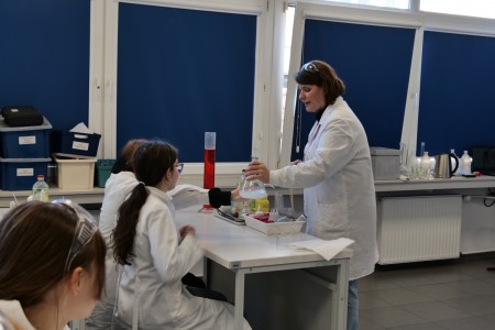 Dzień Otwarty na UMK, kandydaci na studia uczesniczą w warsztatach chemicznych [fot. Artur Borowski]