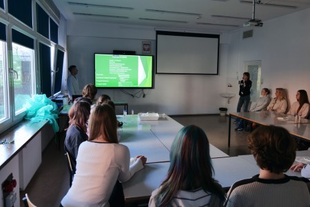 Dzień Otwarty na UMK, kandydaci na studia uczesniczą w warsztatach chemicznych [fot. Artur Borowski]