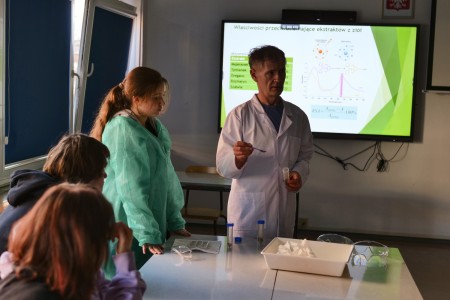 Dzień Otwarty na UMK, kandydaci na studia uczesniczą w warsztatach chemicznych [fot. Artur Borowski]