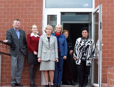 Pracownicy Archiwum UMK w roku 2005 Stoją od lewej: Eugeniusz Pazderski, Bożena Kierzkowska, Henryka Duczkowska-Moraczewska, Grażyna Gnich, Renata Karpiesiuk, Elżbieta Talarczyk 