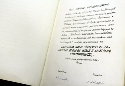 Album Doctorum UMK – strona z wpisem dr Janiny Wengrisówny, Toruń czerwiec 1946 r. [fot. Jacek Waliszewski]