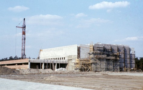 Realizacja obudowy konstrukcji stalowej widowni z żelbetonowych ścian w budynku Auli UMK, Toruń marzec 1972 r. [fot. Roger Malejka]
