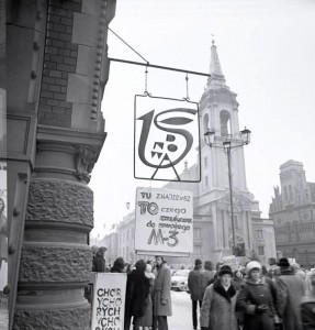 Znak graficzny Studenckiego Klubu „Od Nowa” umieszczony przed wejściem do Collegium Maximum UMK, Toruń lata 70. XX w. 
