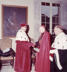 Podpisanie umowy o współpracy pomiędzy Uniwersytetem Mikołaja Kopernika w Toruniu a Uniwersytetem w Ferrarze, Ferrara 31 października 1965 r. Od lewej: rektor UMK prof. Witold Łukaszewicz, kardynał Stefan Wyszyński, rektor Uniwersytetu w Ferrarze prof. Giovanni Battista Dell’Acqua [fot. ze zbiorów Jerzego Łukaszewicza]