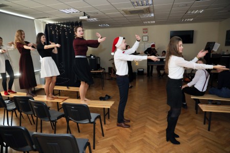 Aula szkolna. Próba przed występem świątecznym [fot. Andrzej Romański]