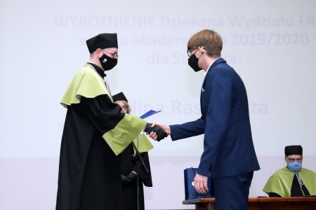 Wręczenie dyplomu wyróżnionemu studentowi Filipowi Rasiewiczowi [fot.A. Romański]
