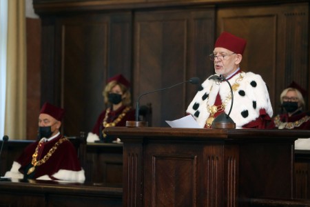 Uroczystość wręczenia odznaczeń i medali pracownikom UMK. Kliknij, aby powiększyć zdjęcie.