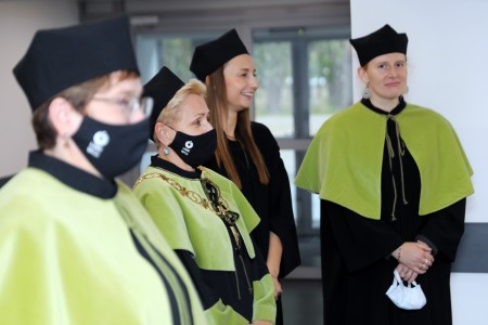 Uroczysta immatrykulacja I roku. Władze dziekańskie oraz pracownicy Wydziału Chemii w uroczystych strojach na podium Auli UMK. Na widowni studenci I roku. Kliknij, aby powiększyć zdjęcie.