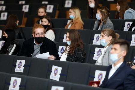 Uroczysta immatrykulacja I roku. Władze dziekańskie oraz pracownicy Wydziału Chemii w uroczystych strojach na podium Auli UMK. Na widowni studenci I roku. Kliknij, aby powiększyć zdjęcie.