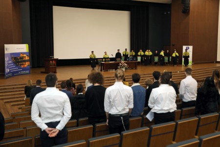 Uroczysta immatrykulacja I roku. Władze dziekańskie oraz pracownicy Wydziału Chemii w uroczystych strojach na podium Auli UMK. Na widowni studenci I roku. Kliknij, aby powiększyć zdjęcie.