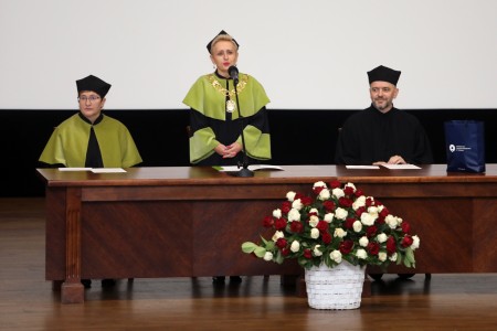 Uroczysta immatrykulacja I roku. Władze dziekańskie oraz pracownicy Wydziału Chemii w uroczystych strojach na podium Auli UMK. Na widowni studenci I roku. Kliknij, aby powiększyć zdjęcie.