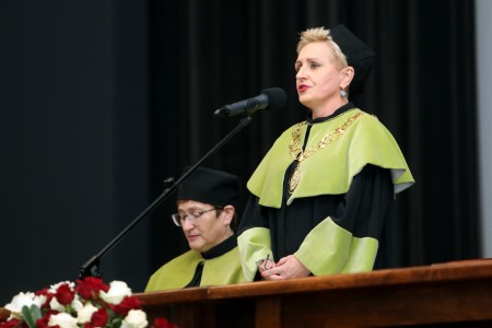 Uroczysta immatrykulacja I roku. Władze dziekańskie oraz pracownicy Wydziału Chemii w uroczystych strojach na podium Auli UMK. Na widowni studenci I roku. Kliknij, aby powiększyć zdjęcie.