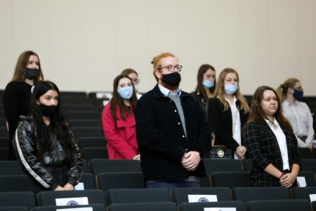 Uroczysta immatrykulacja I roku. Władze dziekańskie oraz pracownicy Wydziału Chemii w uroczystych strojach na podium Auli UMK. Na widowni studenci I roku. Kliknij, aby powiększyć zdjęcie.