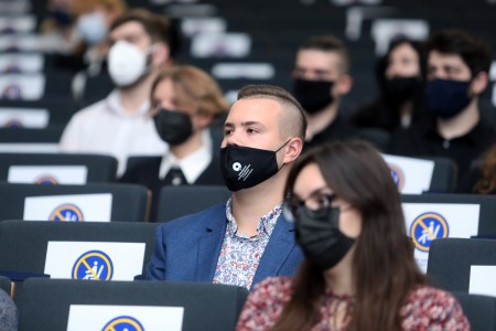 Uroczysta immatrykulacja I roku. Władze dziekańskie oraz pracownicy Wydziału Chemii w uroczystych strojach na podium Auli UMK. Na widowni studenci I roku. Kliknij, aby powiększyć zdjęcie.