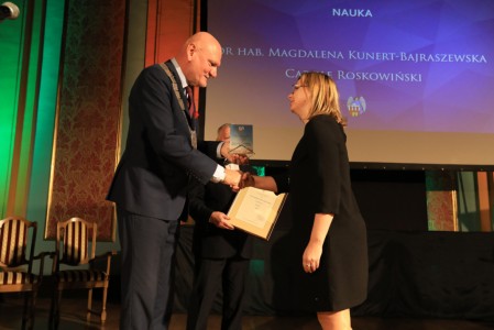 Prof. Magdalena Kunert-Bajraszewska odbiera nagrodę z rąk Prezydenta Miasta Torunia. Kliknij, aby powiększyć zdjęcie.