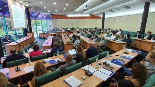 Zdjęcia z wydarzenia - rzut na salę pełną ludzi. . Kliknij, aby powiększyć zdjęcie.