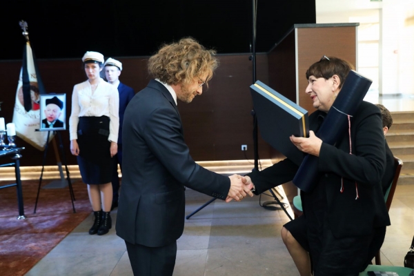 Click to zoom the picture.