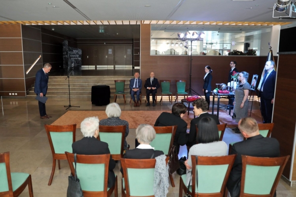 Click to zoom the picture.