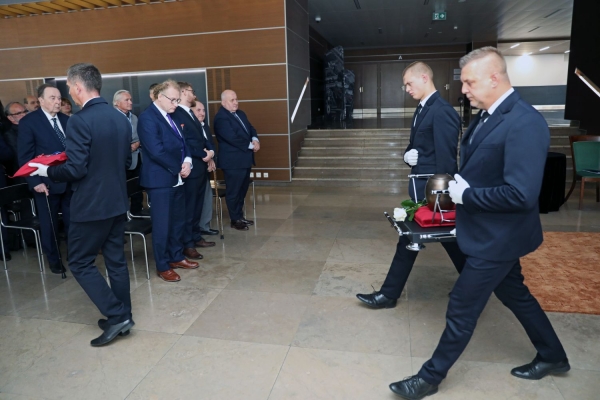 Click to zoom the picture.