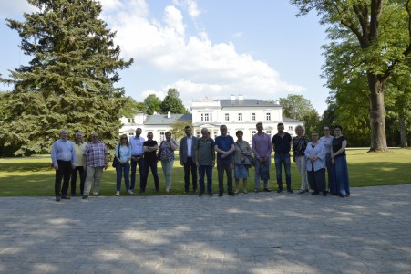 Uczestnicy konferencji przez siedzibą Muzeum Rolnictwa w Ciechanowcu. Kliknij, aby powiększyć zdjęcie.